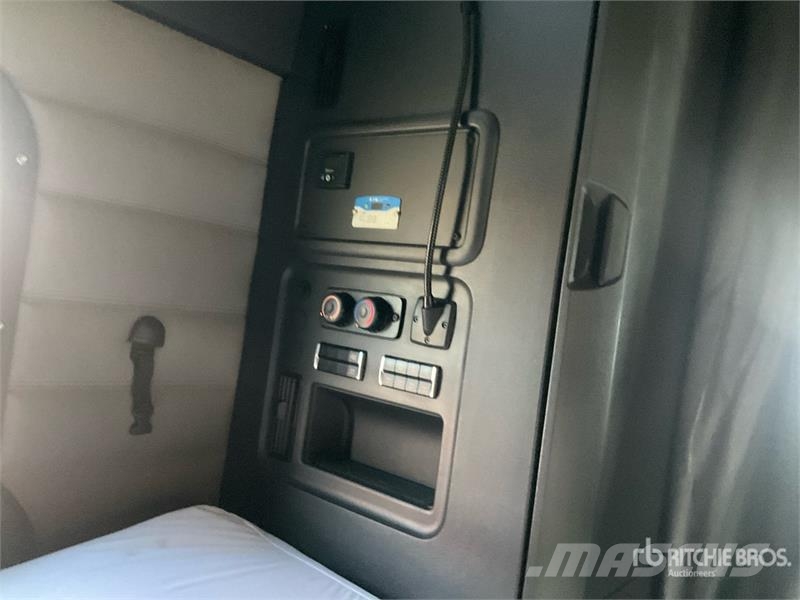 Freightliner Cascadia 125 6x4 T/A Sleeper Truck Tractor Trekkvogner