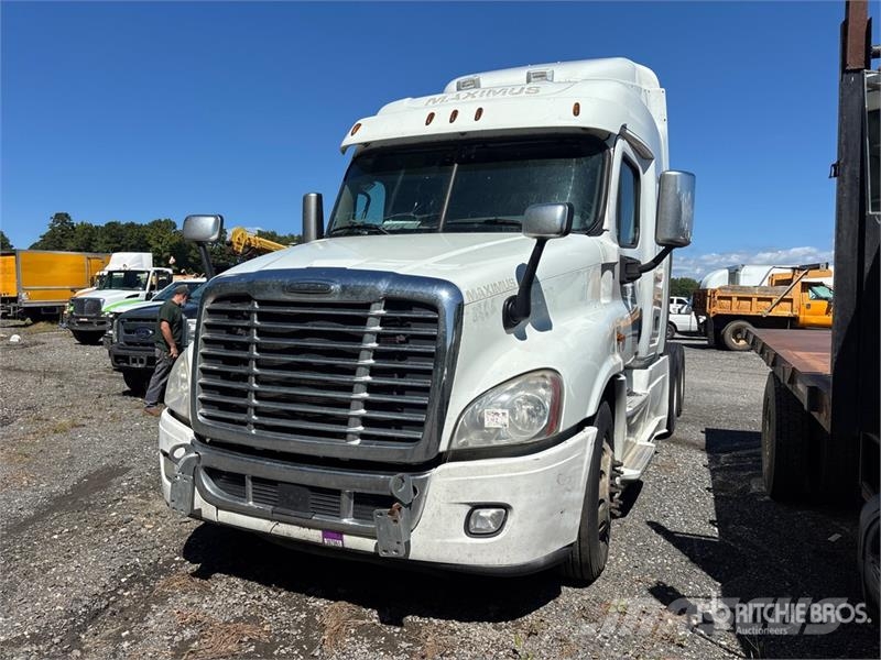 Freightliner Cascadia 125 6x4 T/A Sleeper Truck Tractor (Inoper Vilcēji