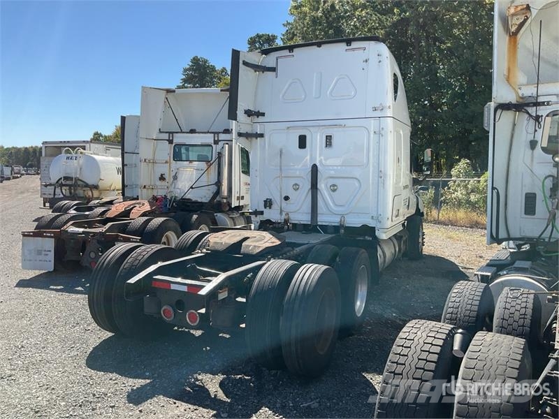 Freightliner Cascadia 125 6x4 T/A Sleeper Truck Tractor Vlačilci