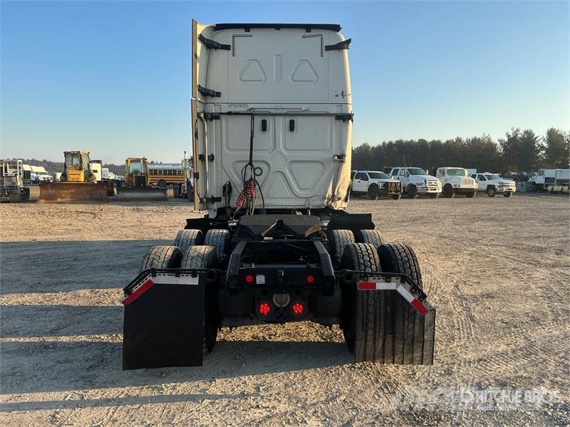 Freightliner Cascadia 126 6x4 T/A Sleeper Truck Tractor Vilcēji