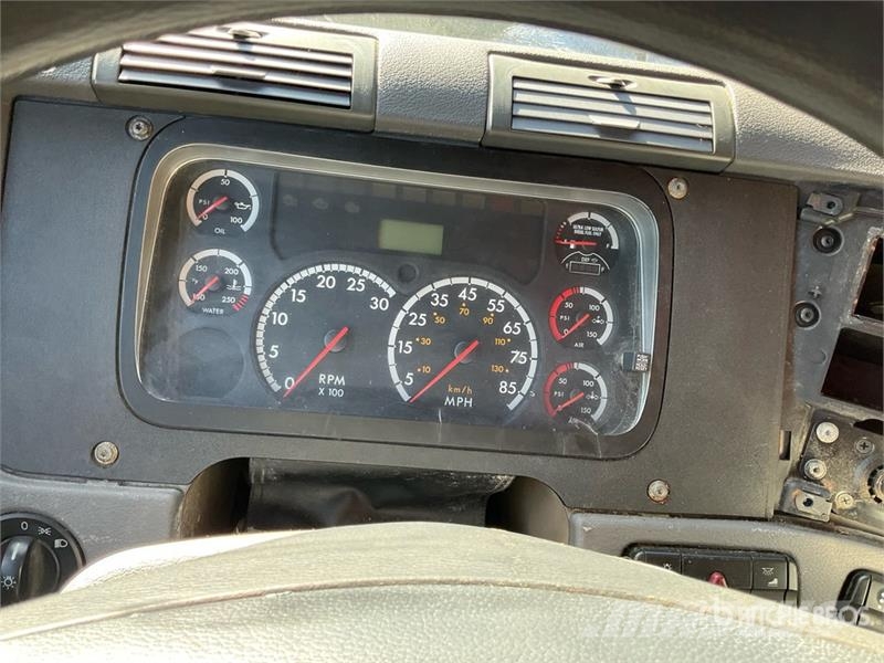 Freightliner Cascadia 125 6x4 T/A Sleeper Truck Tractor Sadulveokid