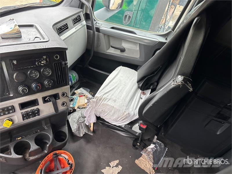 Freightliner Cascadia 126 6x4 T/A Sleeper Truck Tractor (Inoper Naudoti vilkikai