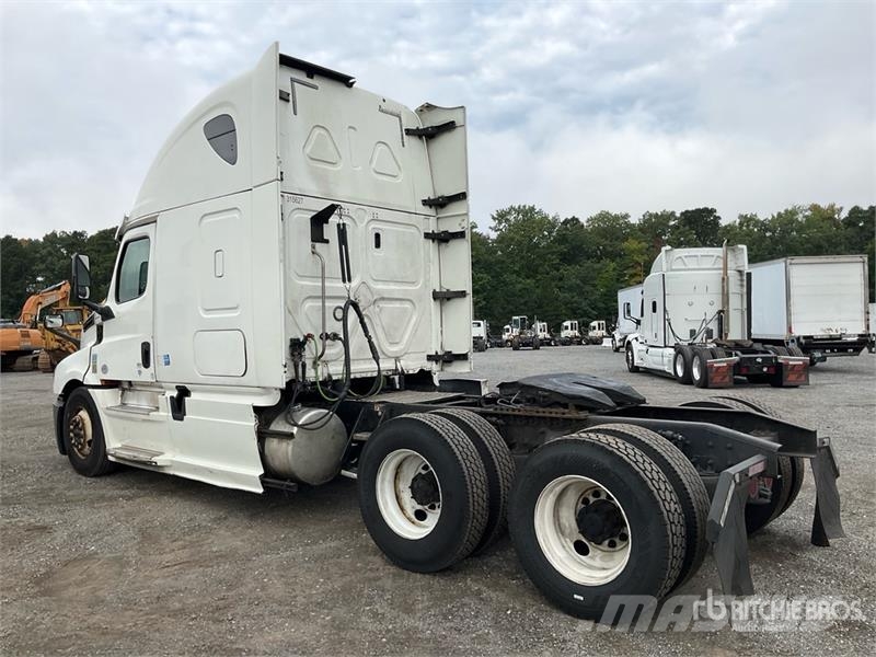 Freightliner Cascadia 126 6x4 T/A Sleeper Truck Tractor 中古トラクターヘッド | トレーラーヘッド