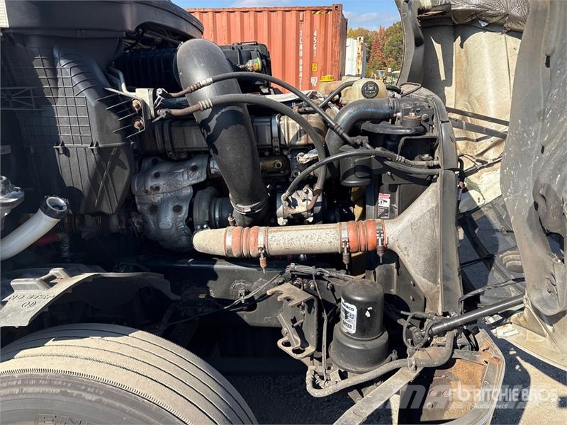 Freightliner Cascadia 126 6x4 T/A Sleeper Truck Tractor Tegljači