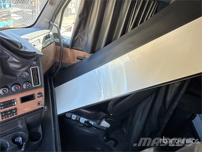 Freightliner Cascadia 6x4 T/A Sleeper Truck Tractor (Inoperable Cabezas tractoras
