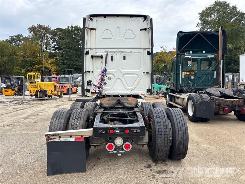 Freightliner Cascadia 126 6x4 T/A Sleeper Truck Tractor (Inoper Naudoti vilkikai