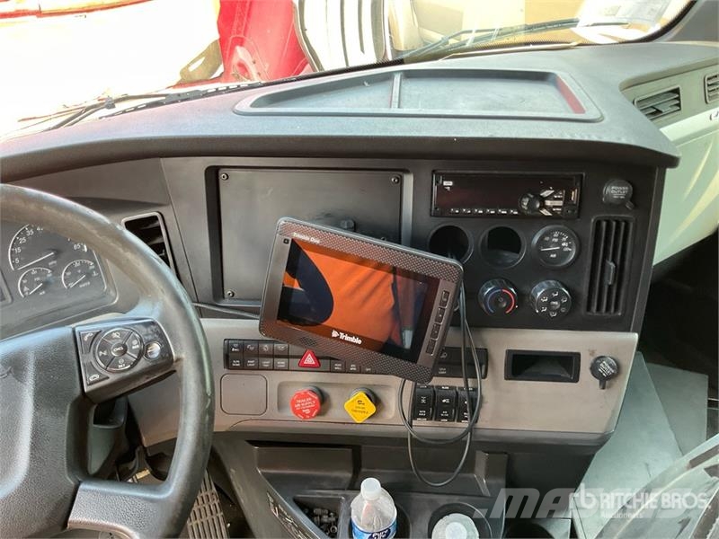 Freightliner Cascadia 126 6x4 T/A Sleeper Truck Tractor (Inoper Седельные тягачи