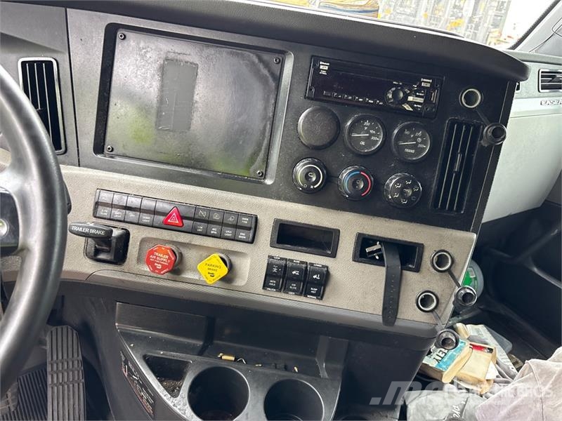 Freightliner Cascadia 126 6x4 T/A Sleeper Truck Tractor (Inoper Naudoti vilkikai