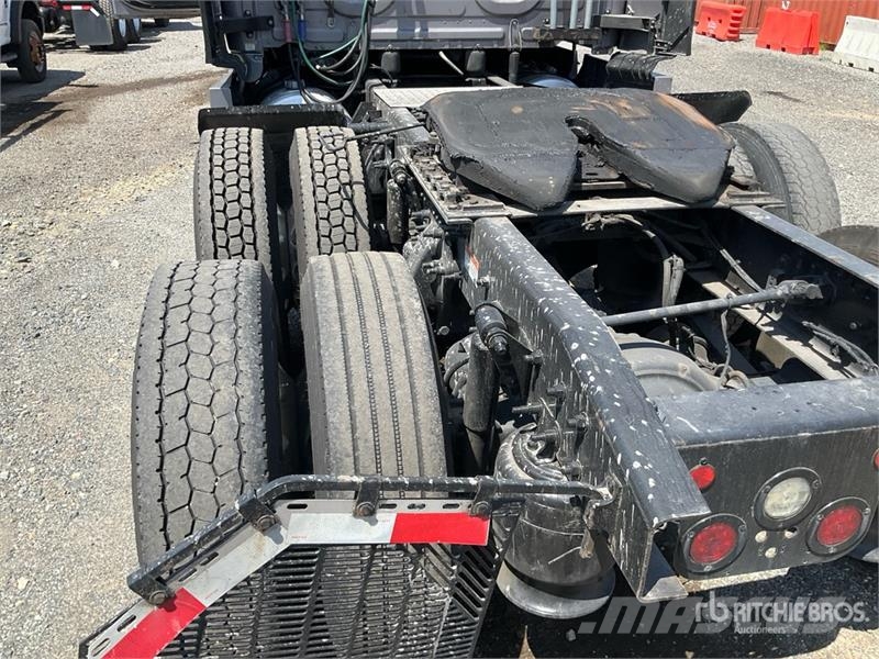Freightliner Cascadia 126 6x4 T/A Sleeper Truck Tractor وحدات الجر