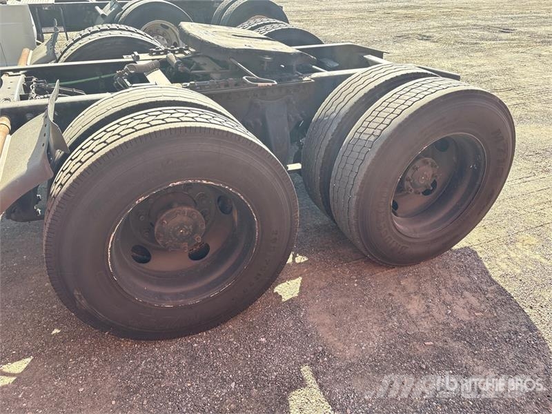 Freightliner Cascadia 125 6x4 T/A Sleeper Truck Tractor 中古トラクターヘッド | トレーラーヘッド