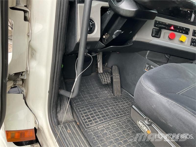 Freightliner Cascadia 126 6x4 T/A Sleeper Truck Tractor 中古トラクターヘッド | トレーラーヘッド