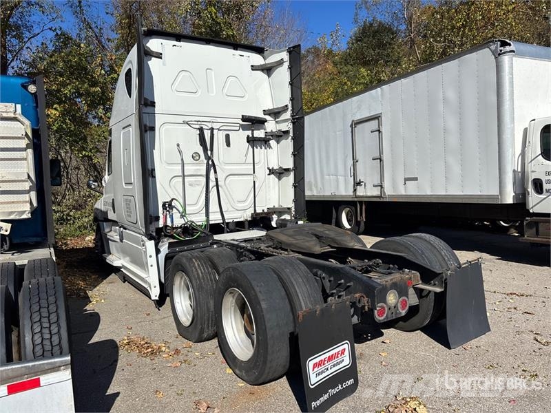Freightliner Cascadia 126 6x4 T/A Sleeper Truck Tractor (Inoper Тягачі