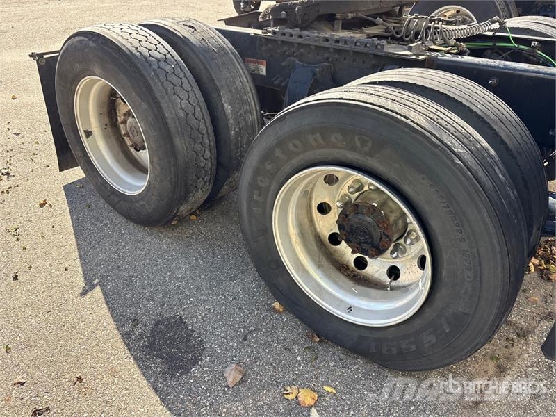 Freightliner Cascadia 126 6x4 T/A Sleeper Truck Tractor (Inoper Тягачі