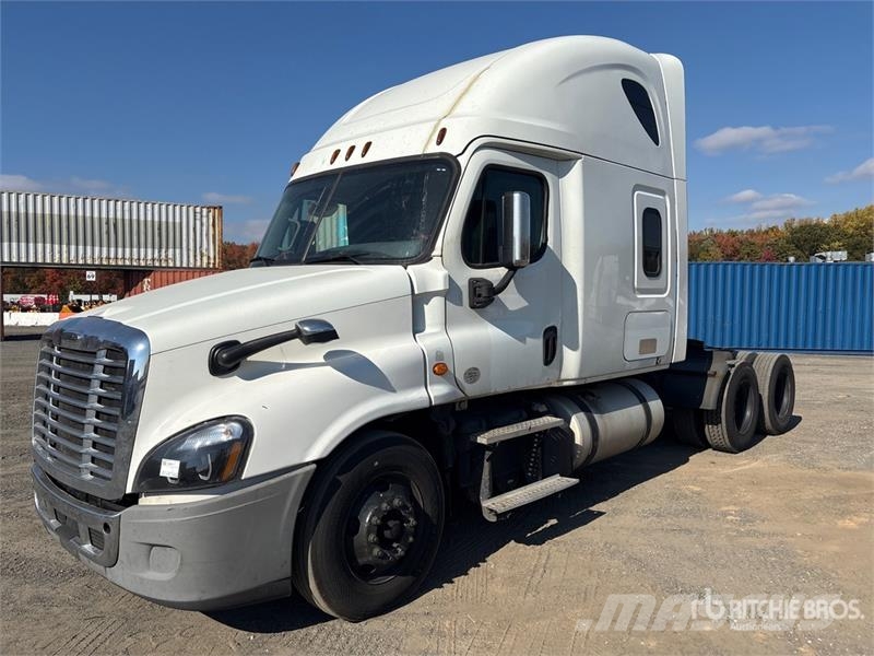 Freightliner Cascadia 125 6x4 T/A Sleeper Truck Tractor 中古トラクターヘッド | トレーラーヘッド