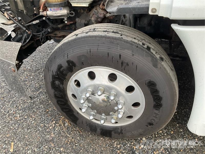 Freightliner Cascadia 125 6x4 T/A Sleeper Truck Tractor Trekkvogner