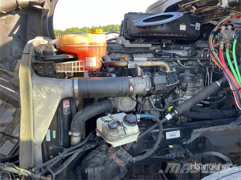 Freightliner Cascadia 126 6x4 T/A Sleeper Truck Tractor Тягачі