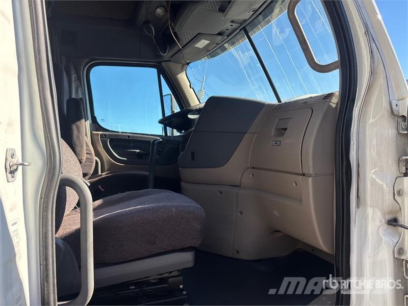 Freightliner Cascadia 125 6x4 T/A Sleeper Truck Tractor (Inoper Tractor Units