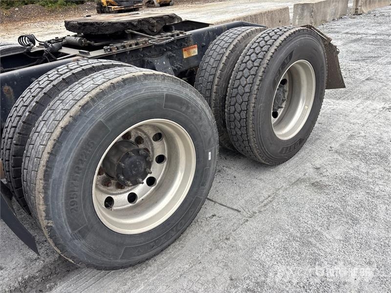 Freightliner Cascadia 126 6x4 T/A Sleeper Truck Tractor Tractores (camiões)