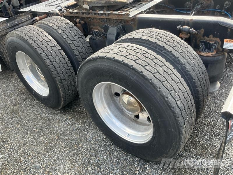 Freightliner Cascadia 125 6x4 T/A Sleeper Truck Tractor Trekkvogner