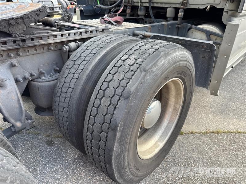 Freightliner Cascadia 125 6x4 T/A Sleeper Truck Tractor Cabezas tractoras