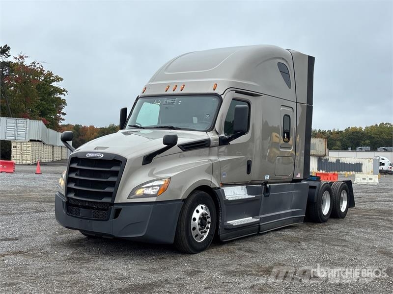 Freightliner Cascadia 126 6x4 T/A Sleeper Truck Tractor Vlačilci