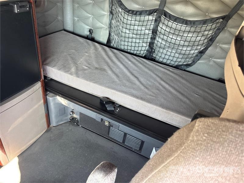 Freightliner Cascadia 125 6x4 T/A Sleeper Truck Tractor 中古トラクターヘッド | トレーラーヘッド