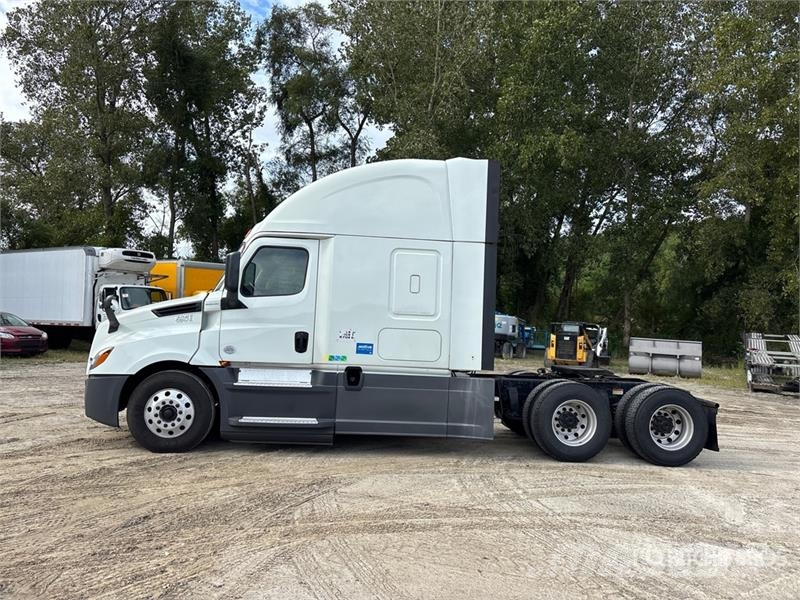 Freightliner Cascadia 126 6x4 T/A Sleeper Truck Tractor Cabezas tractoras