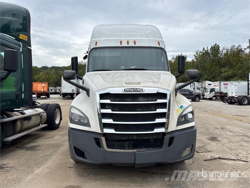 Freightliner Cascadia 126 6x4 T/A Sleeper Truck Tractor (Inoper Naudoti vilkikai