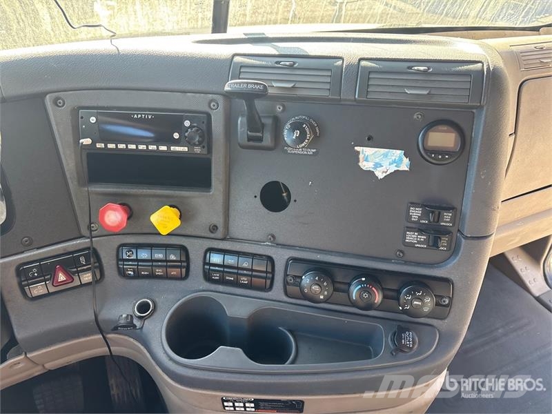Freightliner Cascadia 125 6x4 T/A Sleeper Truck Tractor (Inoper Tractor Units