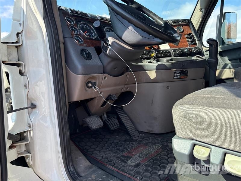 Freightliner Cascadia 125 6x4 T/A Sleeper Truck Tractor 中古トラクターヘッド | トレーラーヘッド