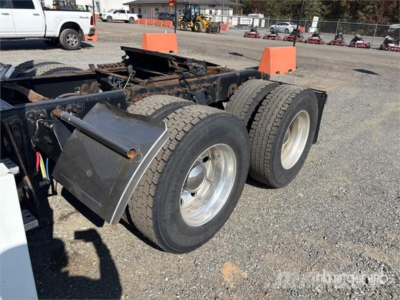 Freightliner Cascadia 125 6x4 T/A Sleeper Truck Tractor 中古トラクターヘッド | トレーラーヘッド