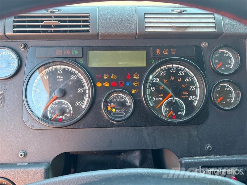 Freightliner Cascadia 125 6x4 T/A Sleeper Truck Tractor 中古トラクターヘッド | トレーラーヘッド