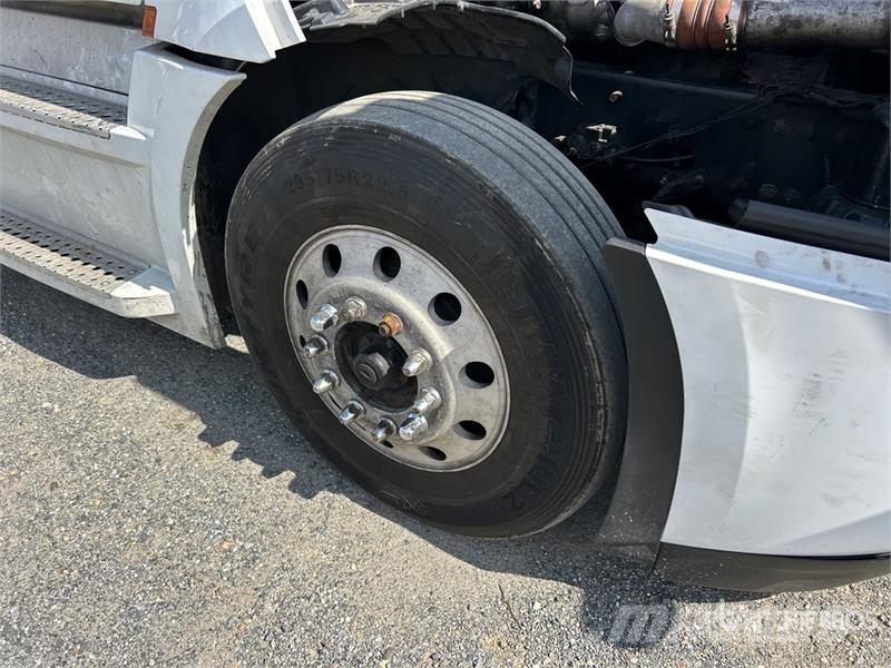 Freightliner Cascadia 126 6x4 T/A Sleeper Truck Tractor Cabezas tractoras