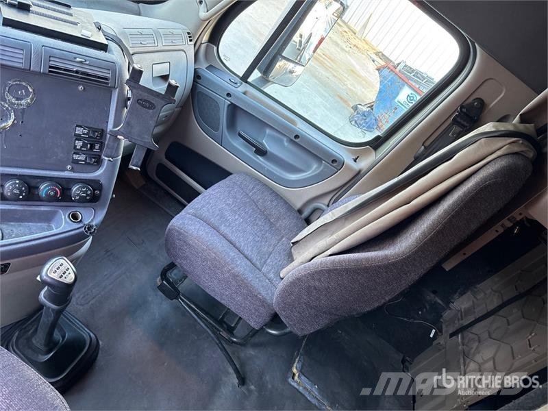 Freightliner Cascadia 125 6x4 T/A Sleeper Truck Tractor Cabezas tractoras
