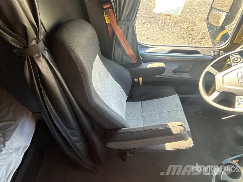 Freightliner Cascadia 126 6x4 T/A Sleeper Truck Tractor Cavalos mecânicos