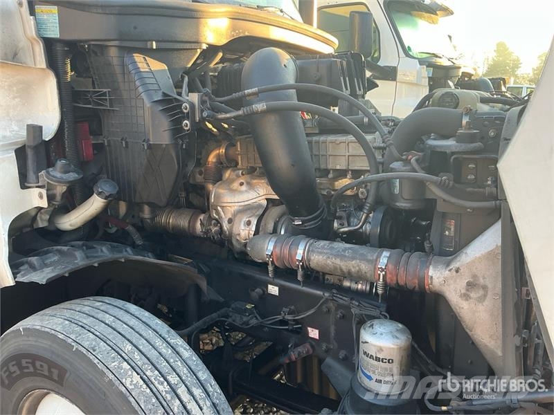 Freightliner Cascadia 126 6x4 T/A Sleeper Truck Tractor Vilcēji