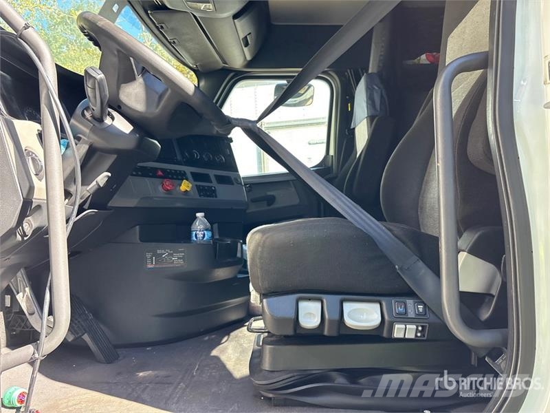 Freightliner Cascadia 126 6x4 T/A Sleeper Truck Tractor (Inoper Тягачі