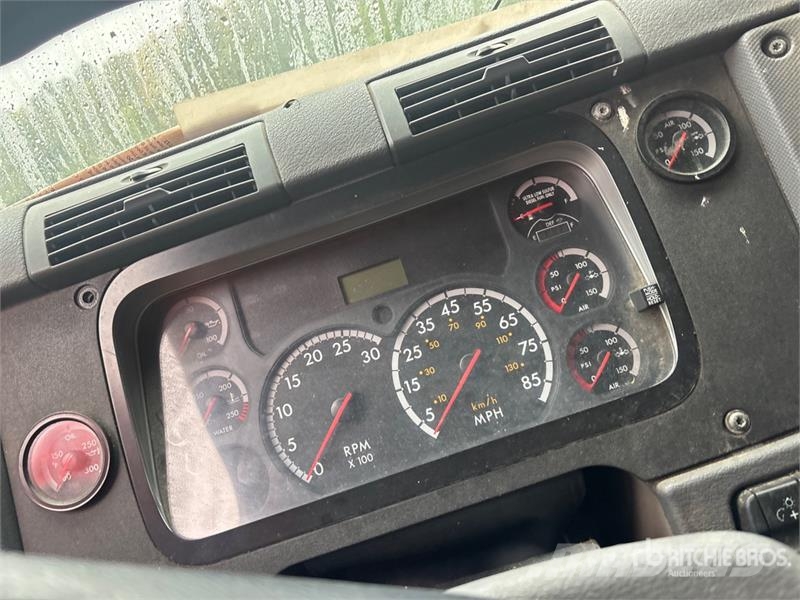 Freightliner Cascadia 125 6x4 T/A Sleeper Truck Tractor (Inoper Vlačilci