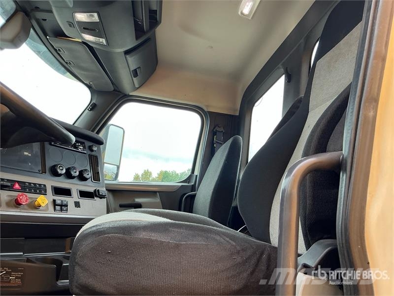 Freightliner Cascadia 126 Vetopöytäautot