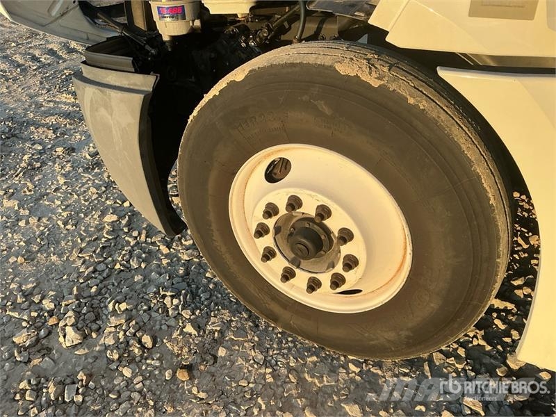Freightliner Cascadia 126 6x4 T/A Sleeper Truck Tractor Vilcēji