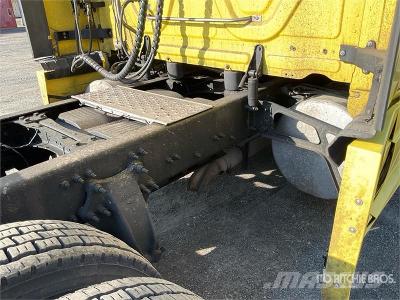 Freightliner Cascadia 126 6x4 T/A Sleeper Truck Tractor Cabezas tractoras