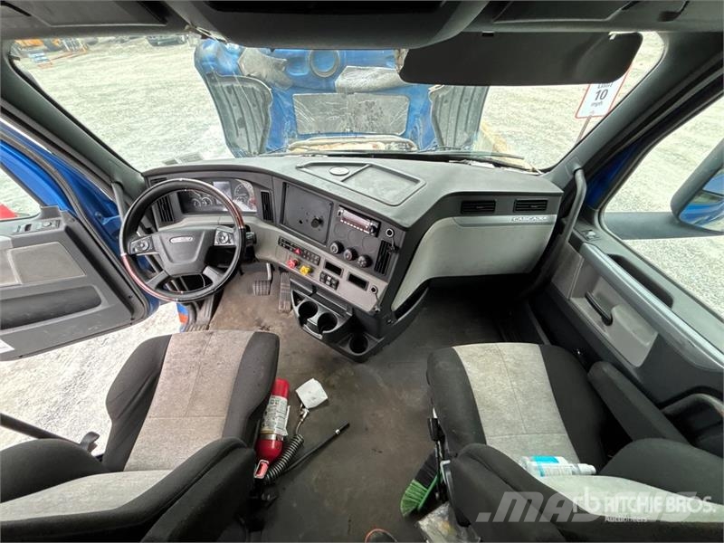 Freightliner Cascadia 126 6x4 T/A Sleeper Truck Tractor Tractores (camiões)