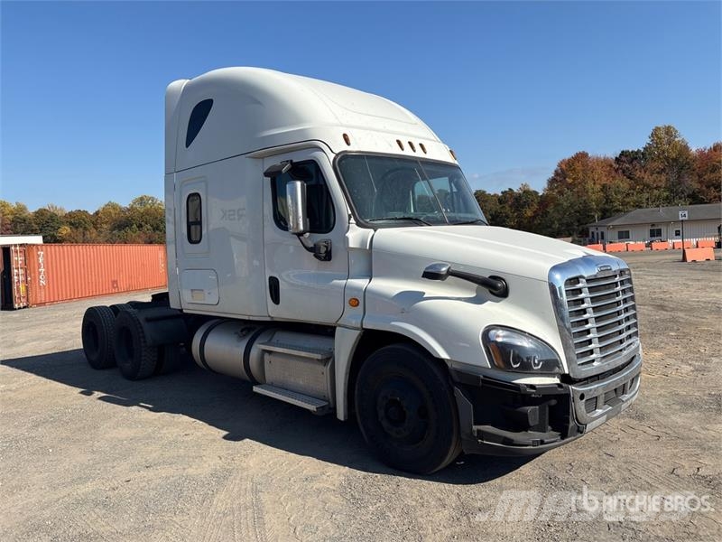 Freightliner Cascadia 125 6x4 T/A Sleeper Truck Tractor 中古トラクターヘッド | トレーラーヘッド