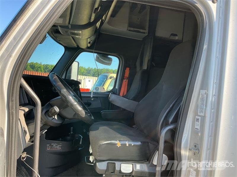 Freightliner Cascadia 126 6x4 T/A Sleeper Truck Tractor Тягачі
