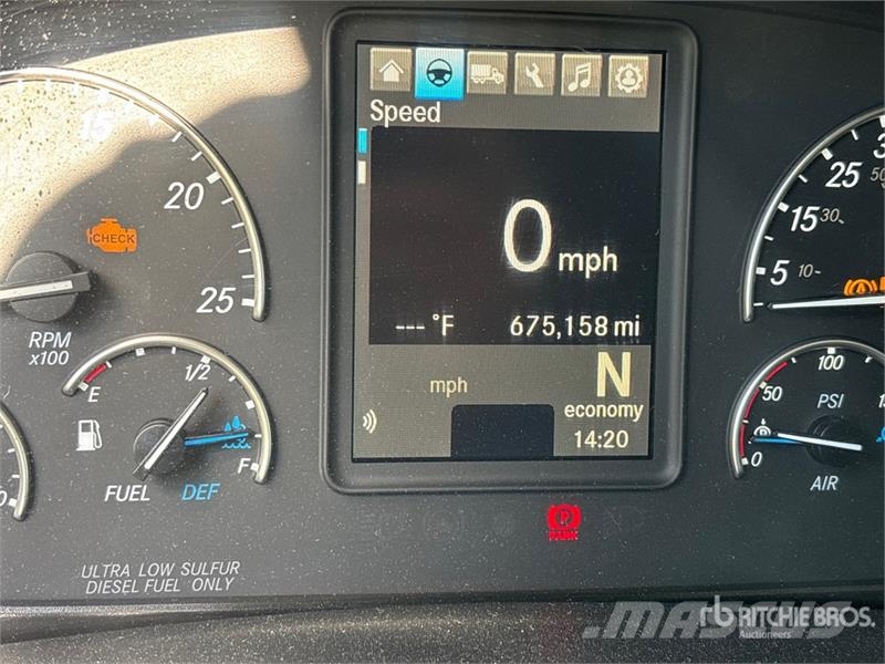 Freightliner Cascadia 126 6x4 T/A Sleeper Truck Tractor (Inoper Тягачі