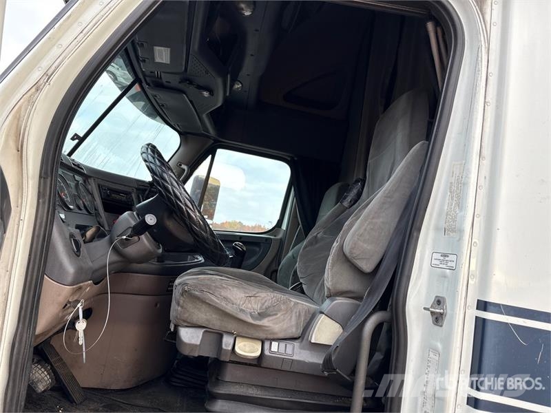 Freightliner Cascadia 125 6x4 T/A Sleeper Truck Tractor Tegljači