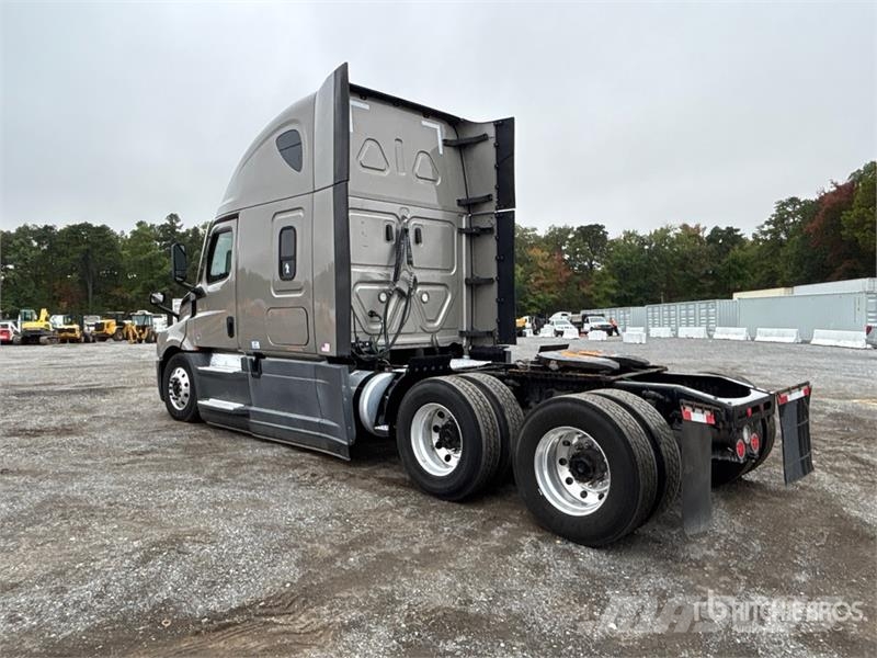 Freightliner Cascadia 126 6x4 T/A Sleeper Truck Tractor Vlačilci