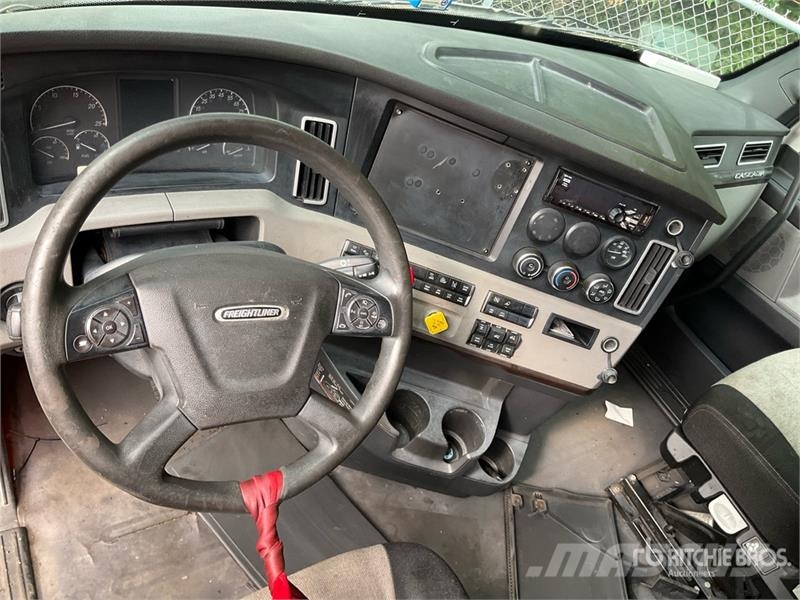 Freightliner Cascadia 126 6x4 T/A Sleeper Truck Tractor Седельные тягачи