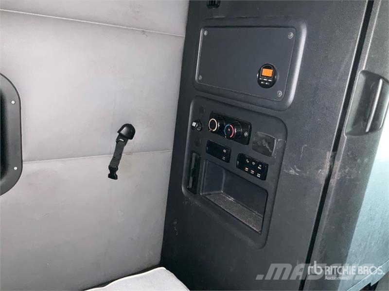 Freightliner Cascadia 126 6x4 T/A Sleeper Truck Tractor 中古トラクターヘッド | トレーラーヘッド