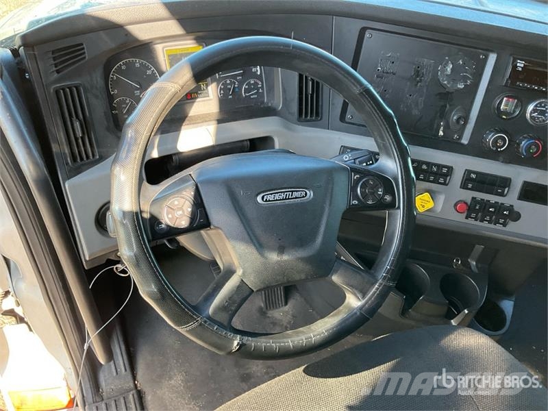Freightliner Cascadia 126 6x4 T/A Sleeper Truck Tractor Тягачі